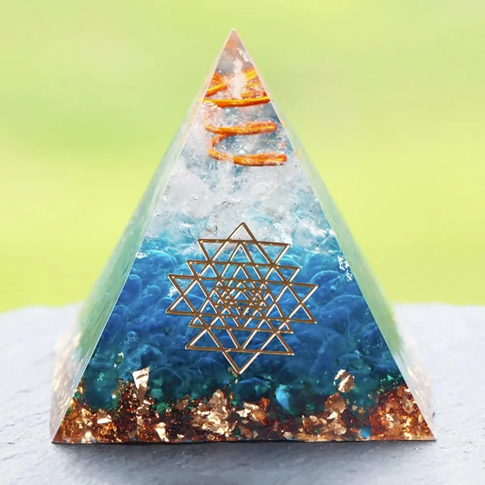 Orgonite e energia vital 
YONGERN Organita Pyramid Blue Glass Gravel Crystals Reiki Chakra Orgone Multiplicador pirâmides Fengshui decoração da casa